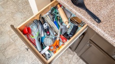 Οργάνωση κουζίνας: Η αλάνθαστη μέθοδος των 3 βημάτων για την τακτοποίηση των συρταριών