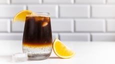 Σόδα παντού, ακόμα και στον καφέ: η τάση που ήρθε για να μείνει!