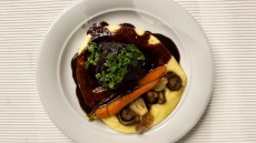 Wine is fine: Το wine bar που μας ταξιδεύει στη Γαλλία