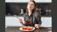 Συναισθηματική πείνα ή απόλαυση; Ποια η διαφορά – Γιατί πρέπει να απολαμβάνουμε το φαγητό