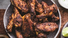 Φτιάχνουμε πιπεράτες φτερούγες κοτόπουλου με χειροποίητη σος γιαουρτιού