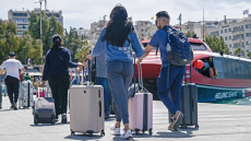 Με καλοκαιρινό καιρό η έξοδος των εκδρομέων του Πάσχα, γεμάτα τα πλοία - Πώς θα λειτουργήσουν τα καταστήματα 