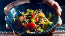 Σαλάτα με φράουλες, τυρομάλαμα και dressing από μούσμουλα