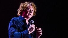 Ο Μικ Χάκναλ των Simply Red μίλησε για «την άγρια σεξουαλική του ζωή» και τις 1.000 γυναίκες με τις οποίες κοιμήθηκε