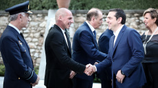 «Μια από τις σφοδρότερες δολοφονίες χαρακτήρα» - Πώς περιγράφει ο Guardian τις αναφορές Τσίπρα για Βαρουφάκη