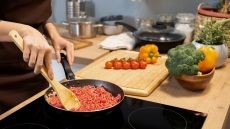 Είναι ασφαλές να μαγειρεύουμε ωμό κρέας με ξύλινη κουτάλα;