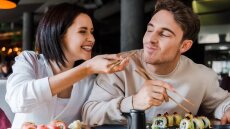 Ήπαρ: Έρευνα αποκαλύπτει ότι το σούσι του κάνει καλό – Δείτε γιατί