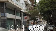 Χανιά: Έμεινε γυμνή και «σκαρφάλωσε» σε σταθμευμένο Ι.Χ. - Δείτε φωτογραφίες