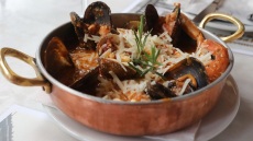 Οι 15 κορυφαίες γευστικές εμπειρίες στην Ομόνοια: Εστιατόρια, μαγειρεία, ζαχαροπλαστεία, ουζερί και μπαχαράδικα