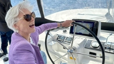 Μέι Μασκ: Εξερευνά τη Σαντορίνη με ένα Tesla και ένα κότερο 