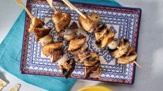 Σουβλάκια μανιταριών στη σχάρα με σάλτσα chimichurri