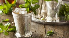 Φτιάχνουμε το κλασικό κοκτέιλ Mint Julep