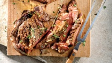 Μοσχαρίσιες σπαλομπριζόλες σε αρωματική μαρινάδα