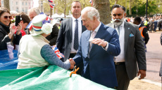 Βασιλιάς Κάρολος: Μαζί με τον Ουίλιαμ χαιρέτησαν τα πλήθη έξω από το Μπάκιγχαμ - Δείτε βίντεο και φωτογραφίες