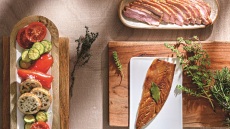 Καπνιστά στο BBQ: Μαθαίνουμε βήμα-βήμα τις τεχνικές (+συνταγές)