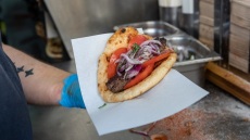 5 εμβληματικά σουβλάκια της Αθήνας και η τέχνη τους