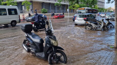 Θεσσαλονίκη: Πλημμύρισε ο δρόμος μπροστά από τα Δικαστήρια - Δείτε βίντεο