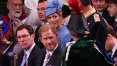 Στέψη βασιλιά Καρόλου: Χωρίς τη Μέγκαν στο Αββαείο του Γουεστμίνστερ ο χαμογελαστός πρίγκιπας Χάρι