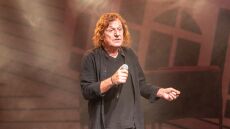 Δύο χρόνια μετά η σκέψη μας είναι πάντα μαζί τους, λέει ο Βασίλης Παπακωνσταντίνου για τα θύματα των Τεμπών