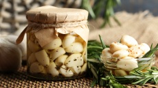 Σκόρδο: Ο Δ. Παπαζυμούρης μάς αναλύει όλα τα μυστικά του στην κουζίνα (+συνταγές)