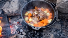 Μαγειρική στα κάρβουνα: τα σκεύη και τα εργαλεία που χρειαζόμαστε