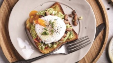 Μπρουσκέτα με γουακαμόλε, αυγό ποσέ και μαυρομάτικα φασόλια