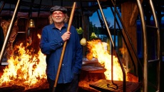 Φράνσις Μάλμαν: Μαγειρεύει στη χόβολη στην Παταγονία, σε εγκαταστάσεις που τροφοδοτούνται από ηλιακή ενέργεια