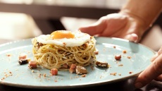 Τσουχτές με καβουρδισμένη μυζήθρα από το ΜANHMANH στην Ακρόπολη