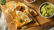 Εύκολες vegan quesadillas με χούμους, έτοιμες σε 10’