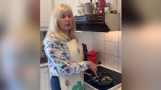 Εκλογές 2023 - Δείτε βίντεο με την Αυλωνίτου του ΣΥΡΙΖΑ να ζητάει από την κουζίνα της να... τηγανίσουν τον Μητσοτάκη