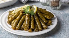 Αμπελόφυλλα: Ο Δ. Παπαζυμούρης μάς εξηγεί πώς δίνουν γεύσεις και εντάσεις στη μαγειρική μας (+συνταγές)