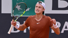 Ο Χόλγκερ Ρούνε πουλά τις... σπασμένες ρακέτες του έναντι 6.000 ευρώ στο επίσημο ηλεκτρονικό του κατάστημα
