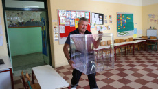 Εκλογές 2023: Ολοκληρώνονται οι προετοιμασίες στα σχολεία - Στήνονται οι κάλπες, συναρμολογούνται τα παραβάν