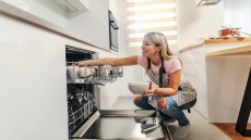 Πλυντήριο πιάτων vs πλύσιμο στο χέρι: Τι είναι καλύτερο και πιο οικονομικό;