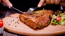 Κατανάλωση κρέατος: πόσο τελικά βλάπτει την υγεία μας και τον πλανήτη;