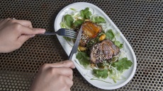 Rice cakes με καπνιστό απάκι από το Proveleggios