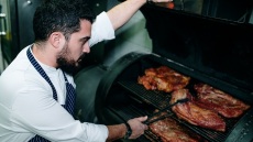 Ο Βασίλης Σπόρος του Po’boys μάς εξηγεί πώς ψήνει τα κρέατα στον καπνό της φωτιάς