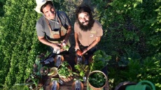 Ανδρέας Παξινός- Δημήτρης Χατζηδημητρίου: Από συμμαθητές στο σχολείο, καλλιεργητές βρώσιμων λουλουδιών στο δικό τους χωράφι