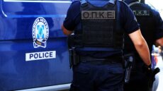 Φθιώτιδα: Αστυνομικοί σταμάτησαν αυτοκίνητο για έλεγχο και βρήκαν όπλα, κάνναβη, κοκαΐνη, σιδηρογροθιά και κουκούλες full face