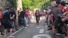 Giro d' Italia: Αμέριμνη ποδηλάτισσα μπήκε κατά λάθος στο ετάπ και αποθεώθηκε - Δείτε βίντεο
