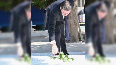 Εκλογές 2023 - Ο Νίκος Ανδρουλάκης άφησε ένα λευκό λουλούδι στον τάφο της Φώφης Γεννηματά