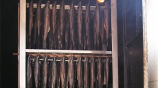 Γιάννης Γεροντίδης: Στο παραδοσιακό καπνιστήριο με πυρότουβλα, οι πέστροφες «καπνίζονται» μέχρι και 12 ώρες