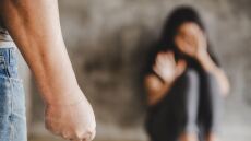 Την επιμέλεια των παιδιών της ζητά η 40χρονη που ξυλοκοπήθηκε από τον σύντροφό της στο Κορωπί