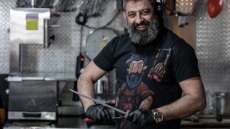 Ο Γιάννης Κουστένης, ο ψήστης στο εστιατόριο «Γίδι», ξέρει να δαμάζει τη φωτιά και να σερβίρει νόστιμα κρέατα