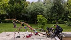 Demi Kaia: Η εικαστικός μετατρέπει το σπίτι της σε γκαλερί 