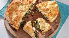 Χορτόπιτα στα κάρβουνα με κατσικίσια φέτα σε φύλλο περέκ