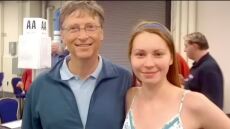 ΗΠΑ: Μυστήριο με φωτογραφία που δείχνει την ερωμένη του Μπιλ Γκέιτς με τη γνωστή Ρωσίδα κατάσκοπο Άννα Τσάπμαν