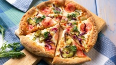 Πίκλες στην πίτσα: πώς να φτιάξετε το νέο trend