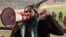 Κύπρος: Ιερέας με ντουντούκα στο χέρι οργάνωσε την εξέδρα των οπαδών της Ομόνοιας 