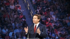 Ρον ΝτεΣάντις: 24 ώρες αφότου ανακοίνωσε τη διεκδίκηση του χρίσματος των Ρεπουμπλικανών συγκέντρωσε 8,2 εκατ. δολάρια